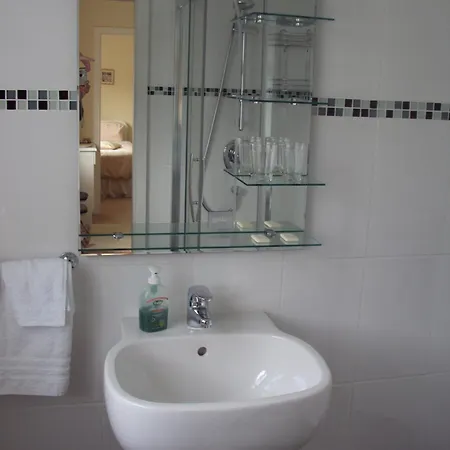 לינה וארוחת בוקר Ryebrook House 3*